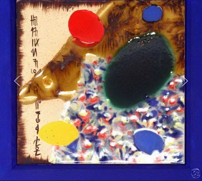 M14: blue-framed ceramic composition with red, yellow and blue circles around a dark green central area.