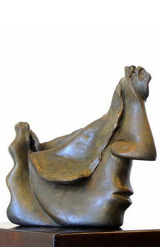 Low, open bronze profile with a raised nose and an undulating hollow along the upper edge.