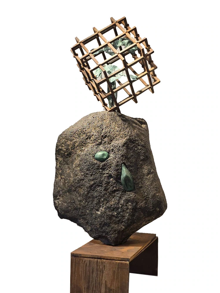 A rock topped by a lattice; first angle.